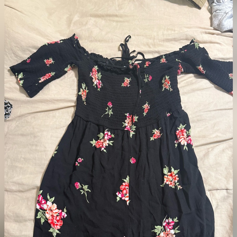 Black and pink floral pants jumper. Stretch top, bell bottom pants size M. - Picture 2 of 5